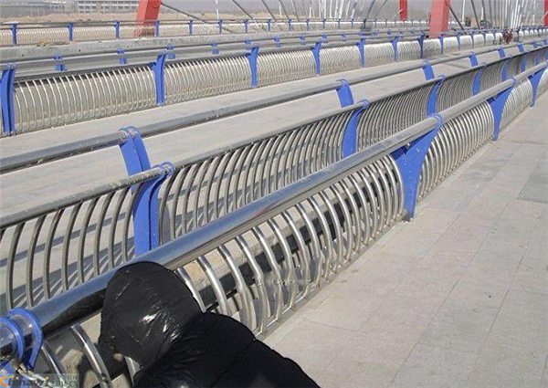 上海不锈钢复合管护栏一种安全而耐用的防护解决方案