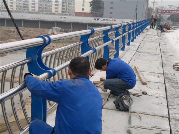 上海不锈钢河道护栏的特性及其在城市景观中的应用