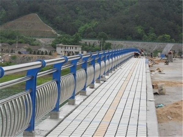 上海不锈钢桥梁护栏的特性及其在现代建筑中的应用