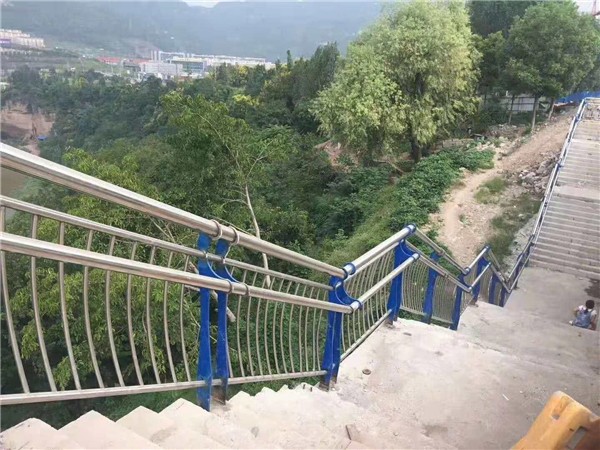 上海不锈钢复合管护栏的理化性质更加好